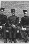 0362-1185 Drie heren in uniform op buitenbank