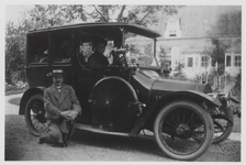 0362-1191 75 Jaren Eck en Wiel, 1909-1984. Familie Heuff met eerste auto in Eck en Wiel. Notaris Heuff poseert op de ...