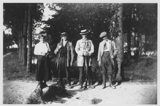 0362-1207 Dame en drie heren met jachtgeweer + drie honden poseren bij oprit naar Huize Kortenhoeve voor de camera