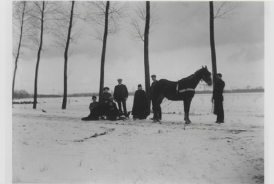 0362-1210 Familie met paard en Vlakke slee poseert in sneeuwlandschap