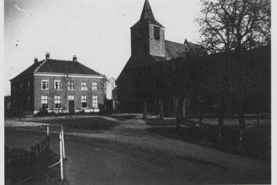 0362-1219 Gezicht op Kerkplein met links pastorie, midden N.H.-St-Annakerk en rechts de smederij