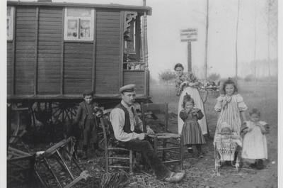 0362-1224 Stoelenmatter poseert met zijn gezin bij woonwagen