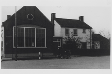 0362-1231 Afbeelding van oude lagere school en onderwijzerswoning rechts daarvan
