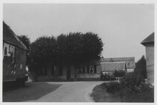 0362-1246 Vanaf kant oude Lagere School zicht op T-boerderij t.w. Garage van Tuil ---> *o.a. eerder bewoond door de ...