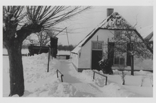 0362-1249 Huisje van Koos van Hattem, gelegen tussen 'De Pelicaan' en Huis van Schilder Stout in de sneeuw. Alle 3de ...