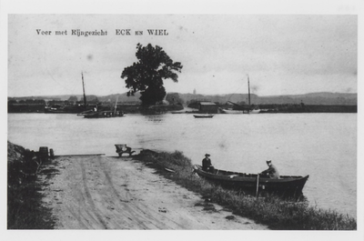 0362-1263 Op voorgrond aan Wielse zijde 2 heren in roeiboot, op de Rijn de houten veerpont en aan Amerongse kant 2 ...