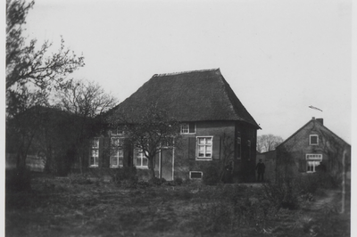 0362-1271 Boerderij 'Den Hogen Eng'. Woonhuis, schuur en bakhuis?