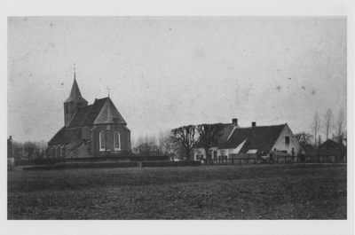 0362-1279 N.H.-kerk met rechts daarvan boerderij Spijkerhof, geheel links een kleine hoek van smederij