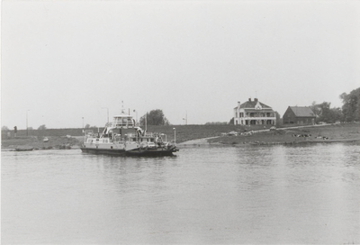 0362-128 Pont van veer Wijk bij Duurstede-Rijswijk heeft Wijkse kant verlaten richting Rijswijk, op achtergrond is het ...