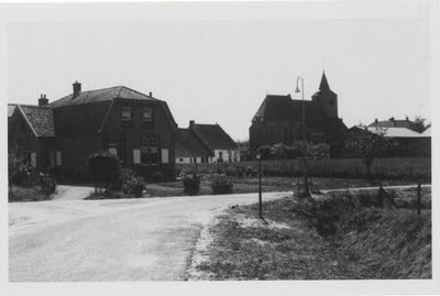 0362-1283 Zicht op het dorp vanaf de Kalverlandseweg. Links, huis van Van Andel, midden, boerderij Spijkerhof, rechts, ...