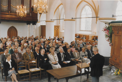 0362-129 Publiek wordt in de kerk door spreker toegesproken, spreker = waarnemend president-kerkvoogd Dhr. D. Smits