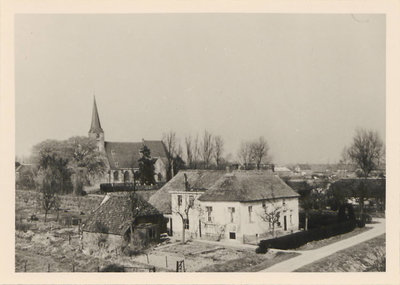 0362-1294 Op de voorgrond de boerderij van de Fam. Osenbruggen, op de achtergrond de N.H.-kerk