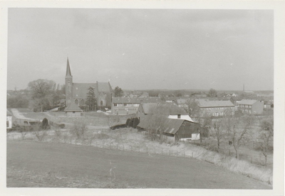 0362-1299 Rechts op de voorgrond de boerderij van Van Asch, op de achtergrond de N.H.-kerk