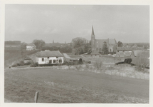 0362-1300 Links: boerderij van Van Osenbruggen. Op achtergrond N.H.-kerk