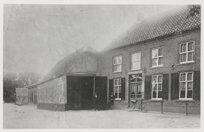 0362-1303 café De Witte Zwaan met wagenschuur. Links op de achtergrond de diakoniehuisjes Meckelenburg met daarachter ...