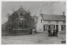 0362-1304 Links: de oude Lagere School (1854) met de toiletten nog ter linkerzijde aan de zuidkant. Rechts: de ...