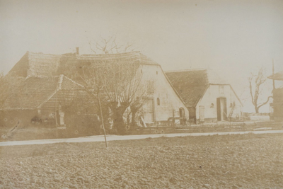 0362-1306 Achterhuis, schuur (rechts) en dakhuis (links) v.d. achterzijde van boerderij De Hoge Eng . Boerderij was tot ...