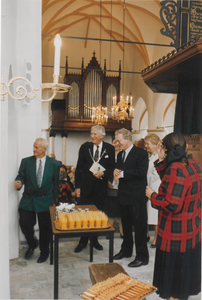 0362-131 De hapjes en drankjes staan in de kerk gereed ter afnahme