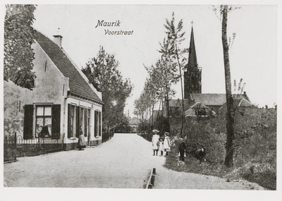 0362-1310 Zicht op de Voorstraat vanuit het westen met links het woonhuis met kruidenierswinkel van Jaantje Tijssen ...