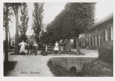 0362-1311 Zicht op de Marktweg vanuit het oosten. Rechts de vml. Winkel van Van Binsbergen, waar de rietsnijdende ...