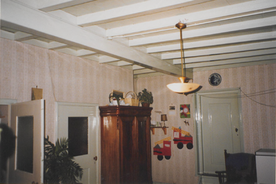 0362-1362 Interieur van de woonkamer (?), met balkenplafond