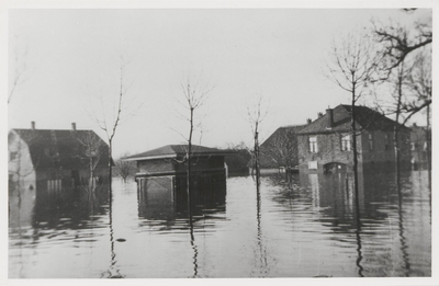 0362-196 Gezicht op het onder water staande gedeelte van de Achterstraat (Prinses Marijkelaan) en de Tielsestraat, het ...