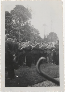 0362-204 Muziekvereniging speelt het nieuwe burgemeester echtpaar toe