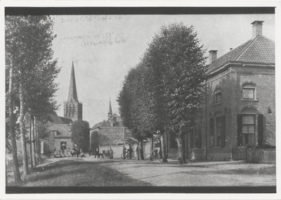 0362-214 Kerkweg richting N.H.-kerk + R.K.-kerk met op voorgrond huis van fam. van Beusekom, links achter de bomen de ...