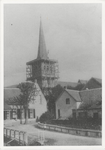 0362-217 Zicht op de N.H.-kerk in de steigers (toren) en het schoutenhuis (links, afgebroken in 1970)