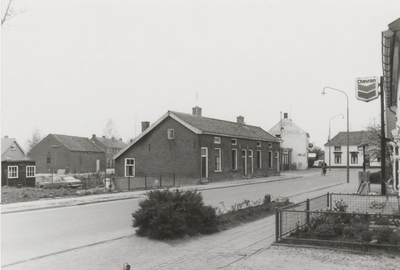 0362-227 Rij armenhuisjes in desolate staat, wachtend op afbraak. Genomen vanaf zuidkant