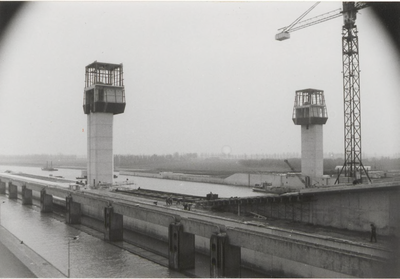 0362-271 Verbreding A'dam-Rijnkanaal, aanbouw van keersluis vanuit het noordoosten gezien