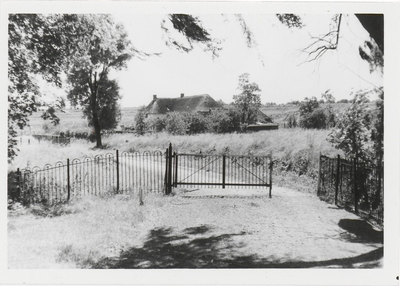 0362-280 Toegangshek tot erf gelderse T-boerderij aan dijk, schuur is in vervallen staat, boerderij wellicht gesloopt ...