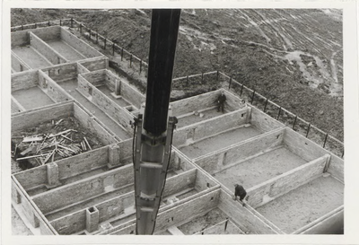 0362-281 Bouw van groot complex, fase fundament met kruipruimte (14 ruimten zichtbaar)