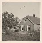 0362-296 Oude boeren-/arbeiderswoning aan de Homoetsestraat, naast huis van fam. van Ledden (op achtergrond zichtbaar)