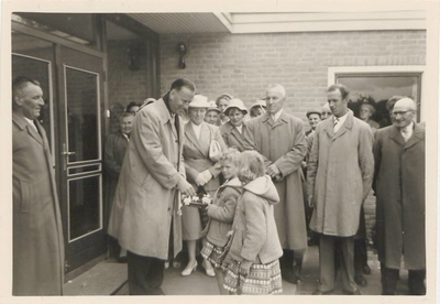 0362-301 Toekomstige leerlingen bieden schaar/sleutel aan? aan burgemeester Albarda? bij opening van chr. basisschool ...