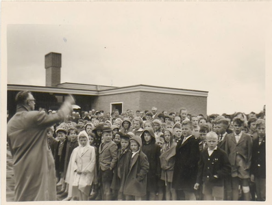 0362-302 Kinderen zingen? bij opening chr. basisschool 'De Hoeksteen'