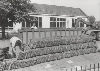 0362-304 Dakpannen van de oude lagere school worden in een container geladen, afbraak in 1984, hierna meteen start bouw ...