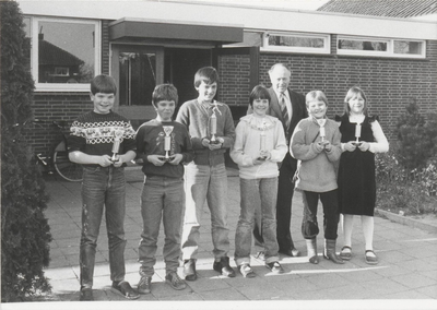 0362-338 De zes winnaars met hun bekers + hoofdonderwijzer Roelof Veldhuizen