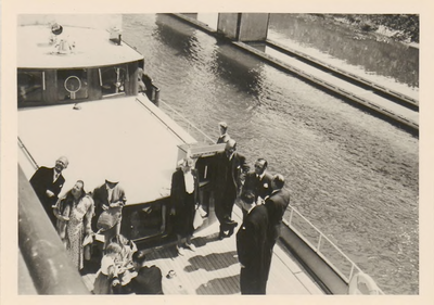 0362-516 Koninklijke familie bewondert vanaf boot het complex