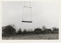 0362-545 Gebruik van kraan voor vloerdelen, links schuur van Huize de Kamp, op achtergrond twee arbeiderswoningen, ...