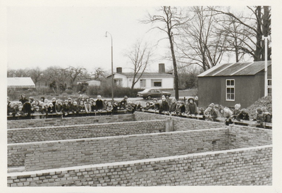 0362-557 Kinderen staan rondom kruipruimten. Op achtergrond o.a. de Bungalow van 'Juffrouw' Donderwinkel, ca. 2000 ...