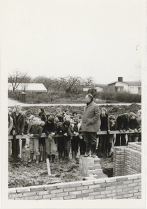 0362-559 Roelof Veldhuizen kijkt samen met schoolkinderen naar bouwwerkzaamheden