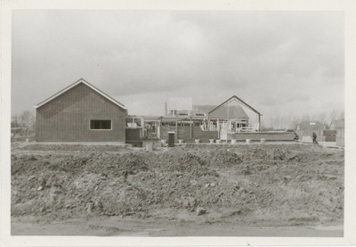 0362-560 Vooraanzicht van school in aanbouw