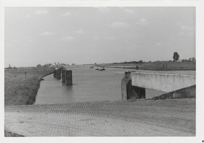 0362-594 Schepen verlaten sluisdoorgang waterkrachtcentrale richting wijk