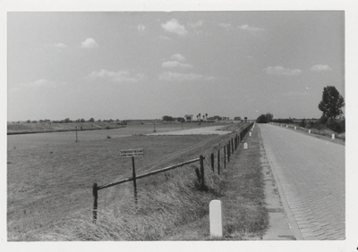 0362-596 Dijk(talud) aan Amerongse kant met uitzicht op sluizen A'dam-Rijnkanaal in wijk