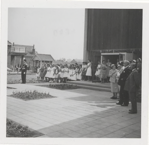 0362-624 Leerlingen en genodigden voor de ingang van de nieuwe huishoudschool