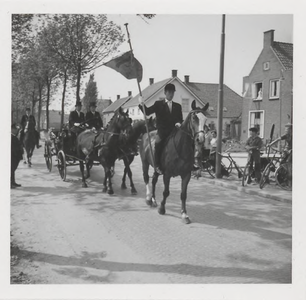 0362-625 Dhr. G. van der Ley, voorzitter van de Gelderse Mij. Van Landbouw arriveert per koets, vergezeld door de ...