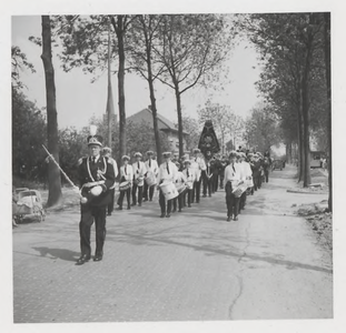 0362-626 Maurikse muziekkorps marcheert door de Prinses Marijkelaan richting huishoudschool