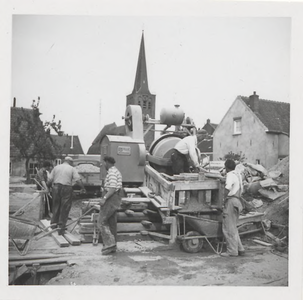 0362-666 Werklui in de weer rond cementmolen. N.H.-kerk op achtergrond