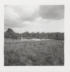 0362-682 Chr. 'school met de Bijbel', met spelende kinderen op het schoolplein